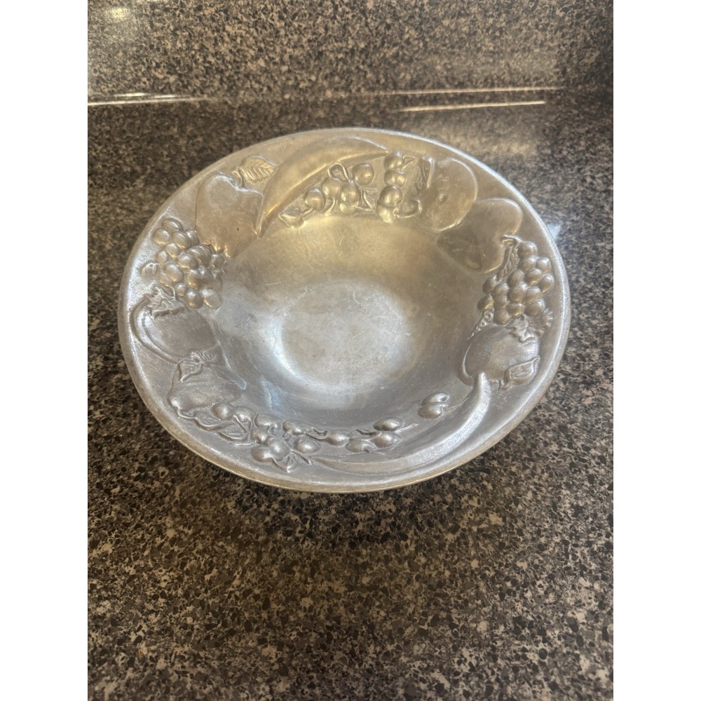 Metal Round Bowl Dish byā The Wilton Co RWP Round Pewter Salad / Fruit Bowl 9"
